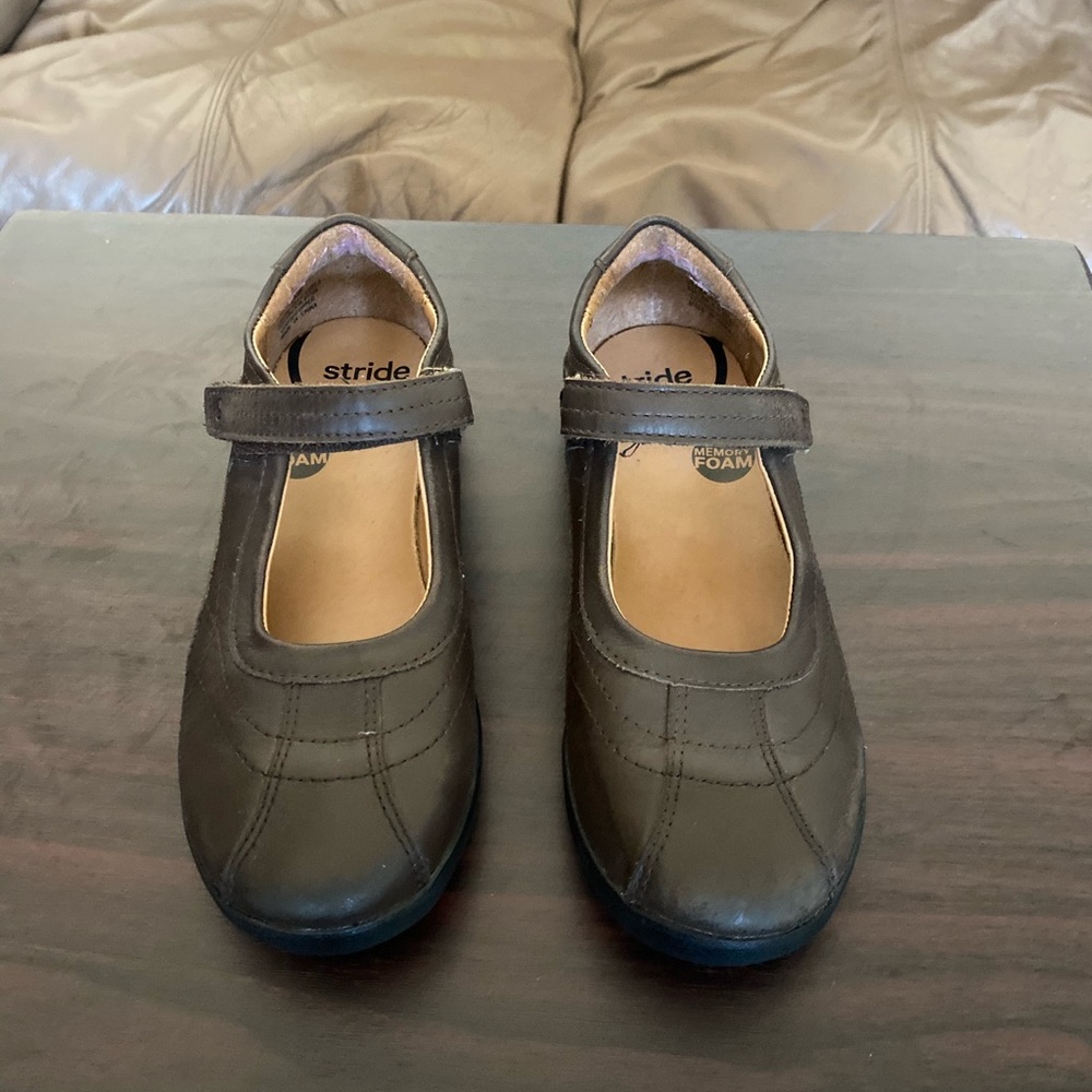 Stride Rite Girls brown leather upper school shoes